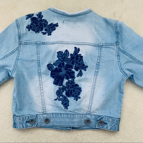 👚 3/$40 Cropped Embroidered Denim Jacket - Picture 9 of 10